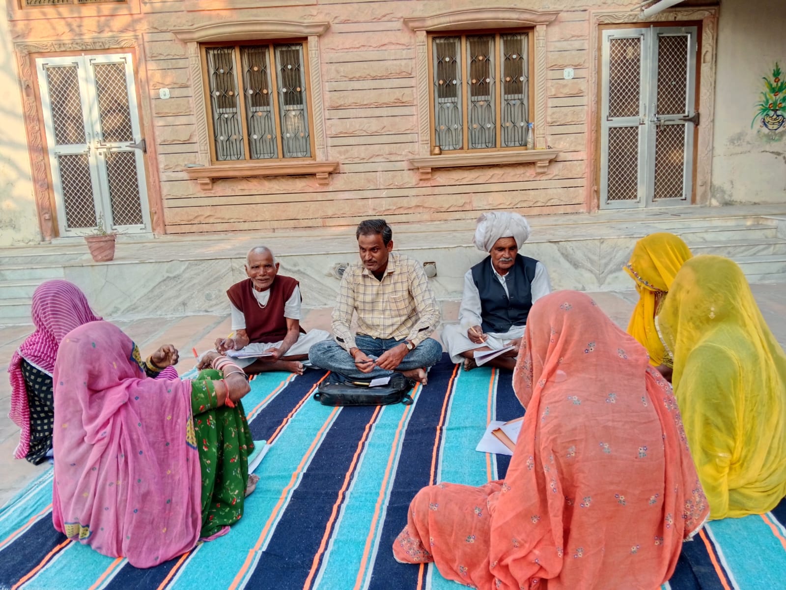 उदलियावास में निरक्षर पुरुष एवं महिलाएं हो रहे है साक्षर 1 IMG 20241127 WA0002