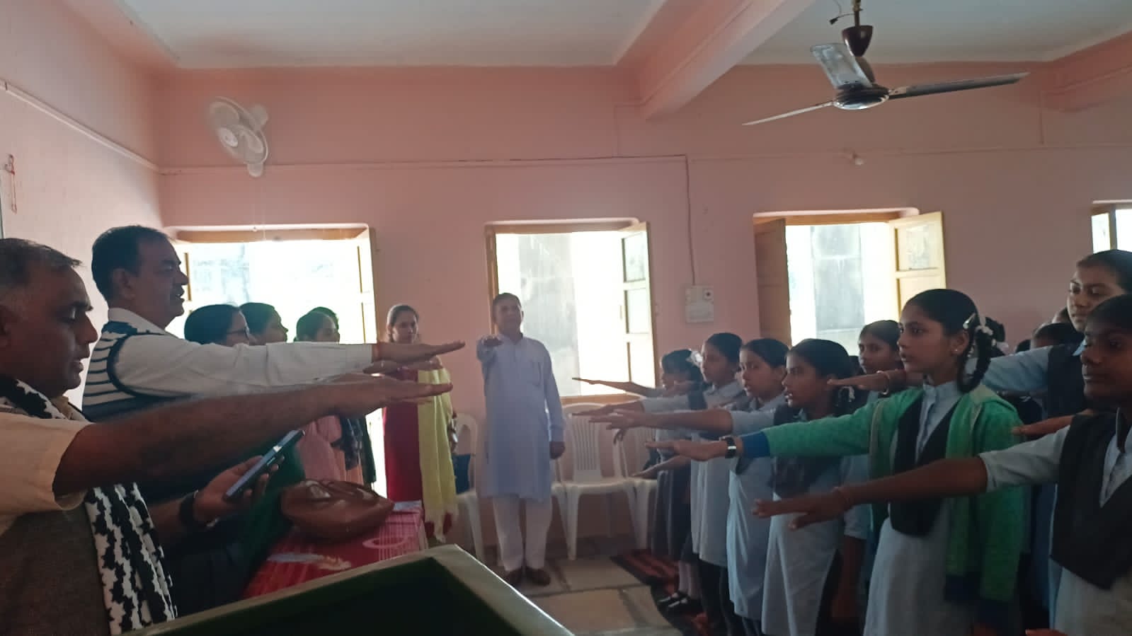 पीएम श्री बालिका विद्यालय में दिलाई बाल विवाह मुक्त भारत के निर्माण की शपथ 1 IMG 20241127 WA0041 1