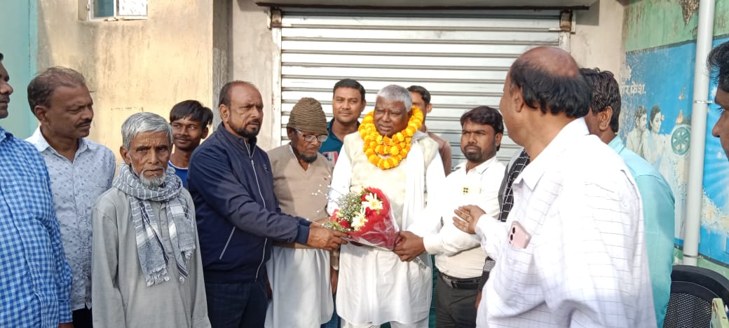 टुण्डी के नवनिर्वाचित विधायक मथुरा प्रसाद महतो को झामुमो कार्यकर्ताओं द्वारा किया गया भव्य स्वागत 1 IMG 20241130 WA0003