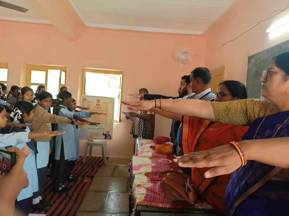 पीएम श्री बालिका विद्यालय में संविधान दिवस पर प्रस्तावना वाचन तथा शपथ के साथ हुआ प्रतियोगिता का आयोजन 1 WhatsApp Image 2024 11 26 at 2.47.53 PM