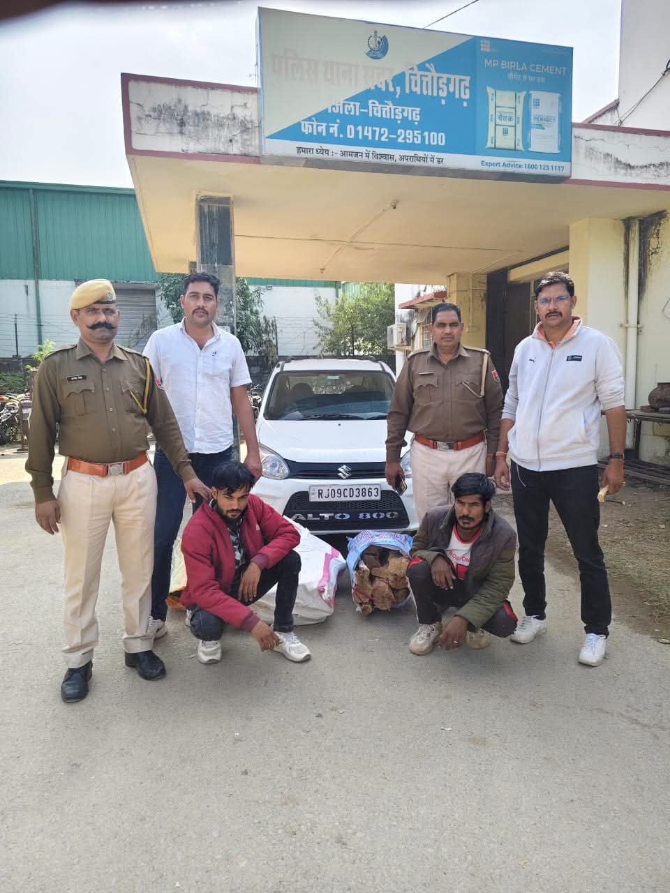 चन्दन की लकड़ियों की तस्करी करते दो आरोपी गिरफ्तार, अल्टो कार से एक क्विंटल 15 किलोग्राम चंदन लकड़ी जब्त 1 WhatsApp Image 2024 11 29 at 3.52.16 PM