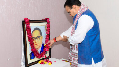 मुख्यमंत्री ने संविधान निर्माता डॉ. भीमराव अम्बेडकर के चित्र पर अर्पित किये श्रद्धासुमन 11 172 2