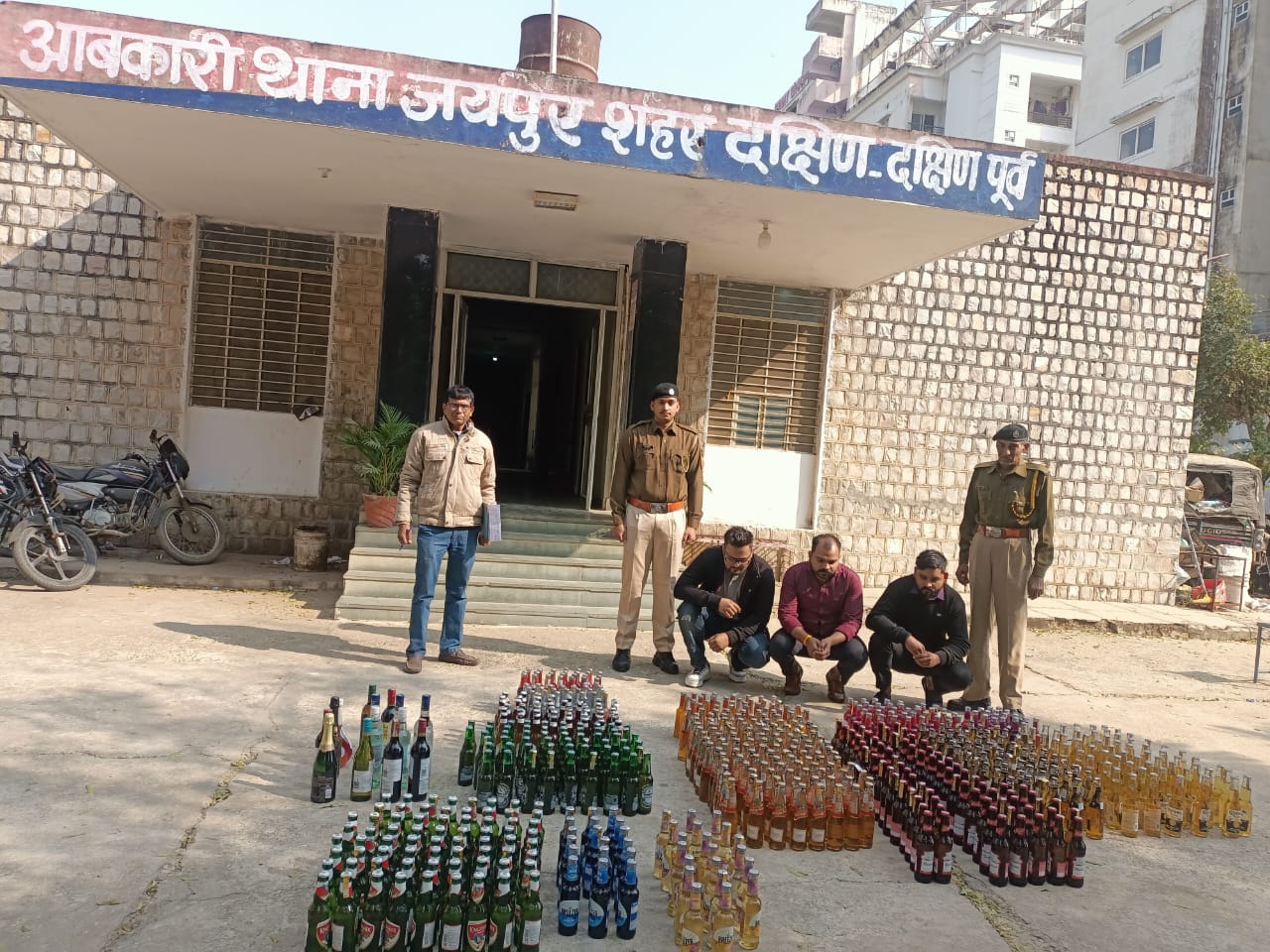 जिला कलक्टर के निर्देश पर आबकारी विभाग की बड़ी कार्रवाई - मुखबिर की सूचना पर कार्रवाई करते हुए अवैध शराब भंडारण का किया पर्दाफाश 1 172413 HomePag