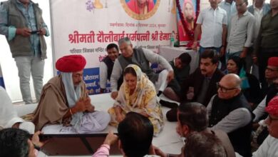 पूर्व मुख्यमंत्री वसुंधरा राजे ने मुंडारा में राज्यमंत्री देवासी की माताजी को श्रद्धांजलि अर्पित की 13 FB IMG 1734870111248