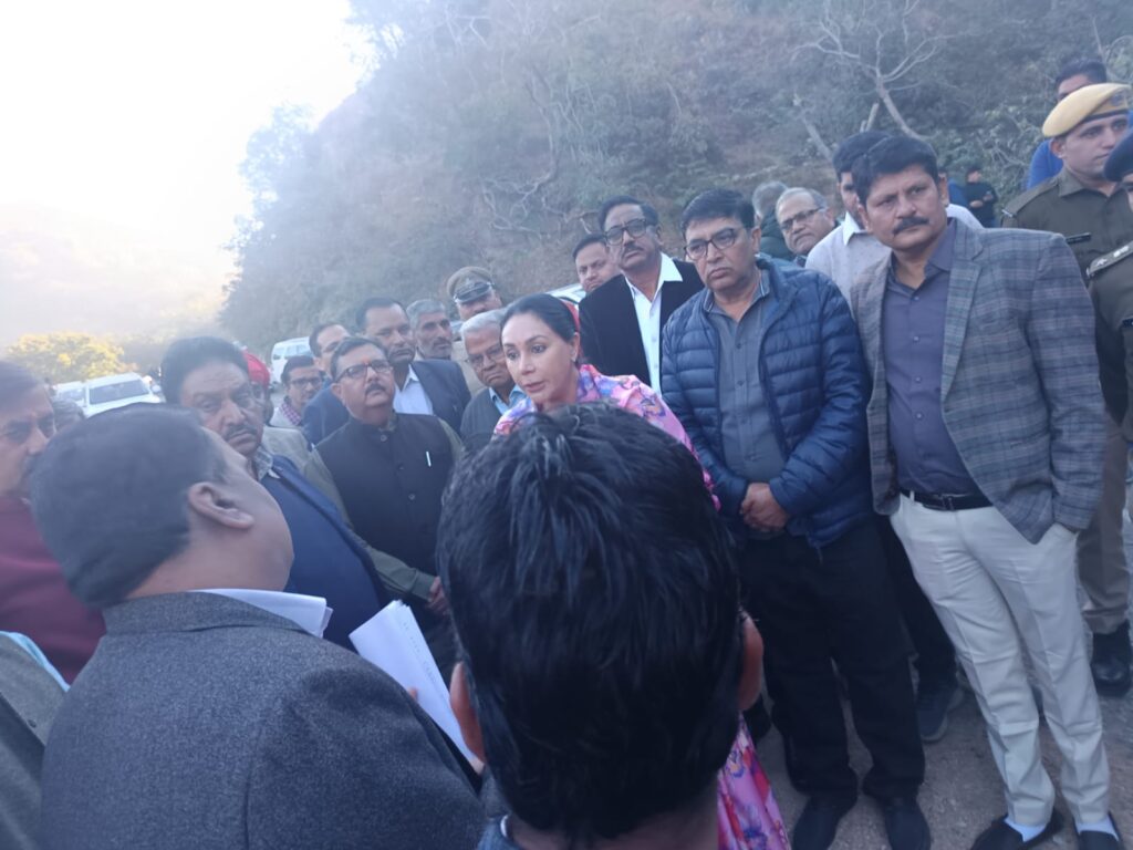 देसूरी नाल में पेचवर्क देख डिप्टी सीएम दीया कुमारी नाराज, बोलीं- इससे अच्छा तो पेंट ही कर दो 3 IMG 20241216 WA0002