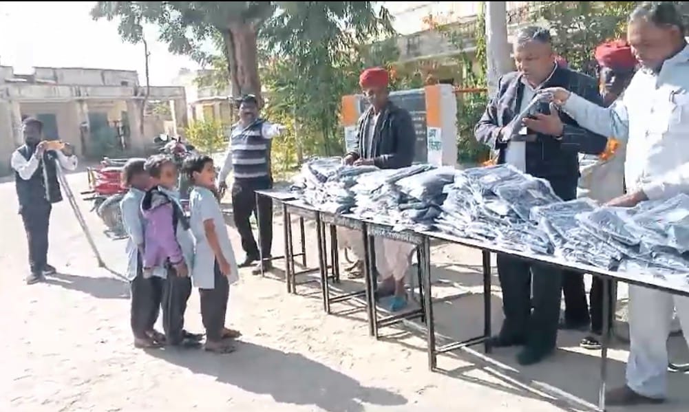 कर्नल किशनसिंह ठाकुर के 100 वे स्मृति दिवस पर भावरी गांव की स्कुलो में वितरण किये स्वेटर 1 IMG 20241218 WA0131
