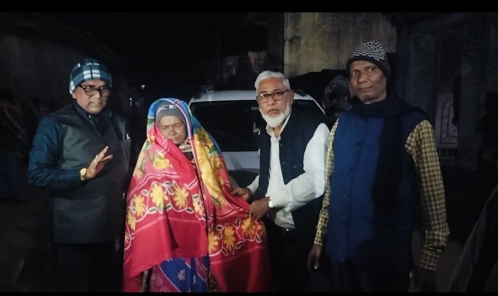 सी आई डी के प्रदेश अध्यक्ष मो जाहिद हुसैन किसी मसीहा से कम नहीं सैकड़ों कंबलों का वितरण कर मानवता का मिसाल कायम किया 5 IMG 20241219 WA0023