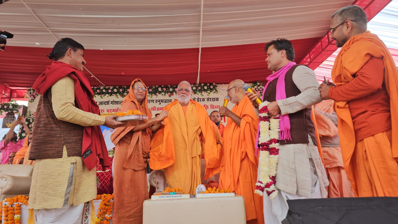 देशभर से आए संतों ने संत अमराव महाराज को दी श्रद्धांजलि, स्वामी जगदीश पुरी महाराज को संत समाज ने ओढ़ाई उत्तराधिकारी की चादर 1 IMG 20241219 WA0029