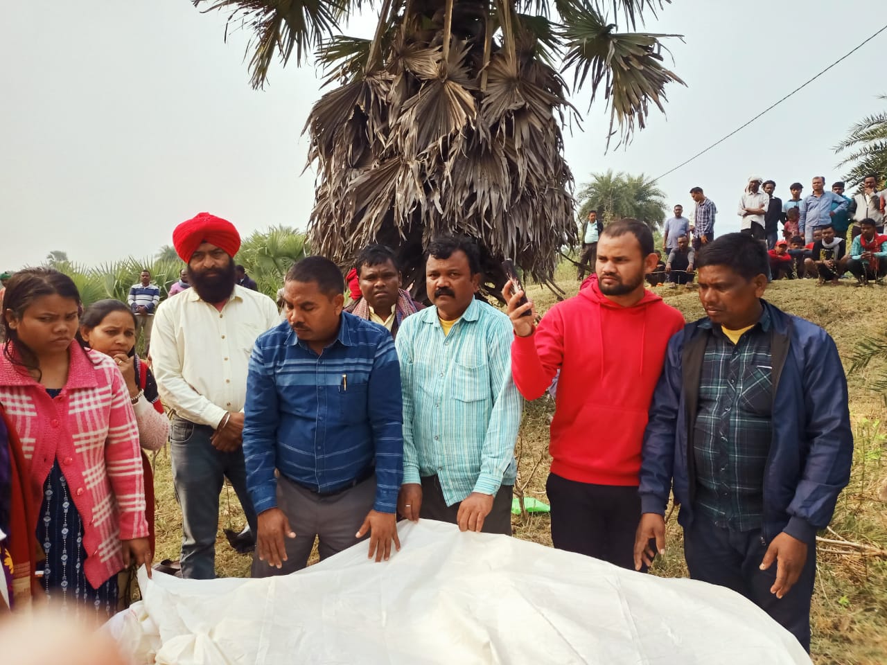 असामायिक निधन की खबर पर बसंत महतो पहुंचे परिजन के पैतृक निवास बंधाया ढांढस 1 IMG 20241221 WA0037