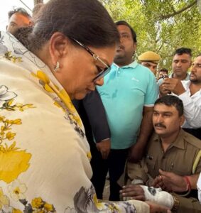पूर्व सीएम वसुंधरा राजे के काफिले में शामिल पुलिस जीप पलटी, 7 पुलिसकर्मी हुए घायल, राजे ने की घायलों की मदद 3 IMG 20241222 WA0030