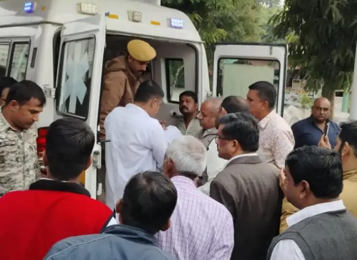 पूर्व सीएम वसुंधरा राजे के काफिले में शामिल पुलिस जीप पलटी, 7 पुलिसकर्मी हुए घायल, राजे ने की घायलों की मदद 1 IMG 20241222 WA0031