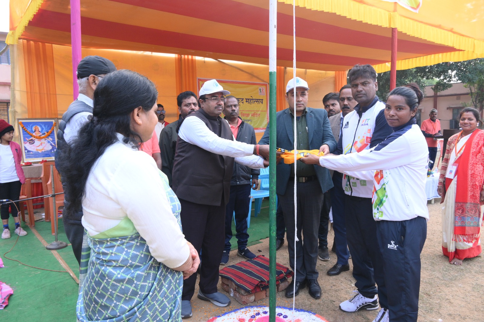 स्वरूप सरस्वती विद्या मंदिर रतनपुर टुंडी में दो दिवसीय खेलकूद महोत्सव कार्यक्रम का समापन समारोह संपन्न 1 IMG 20241223 WA0072
