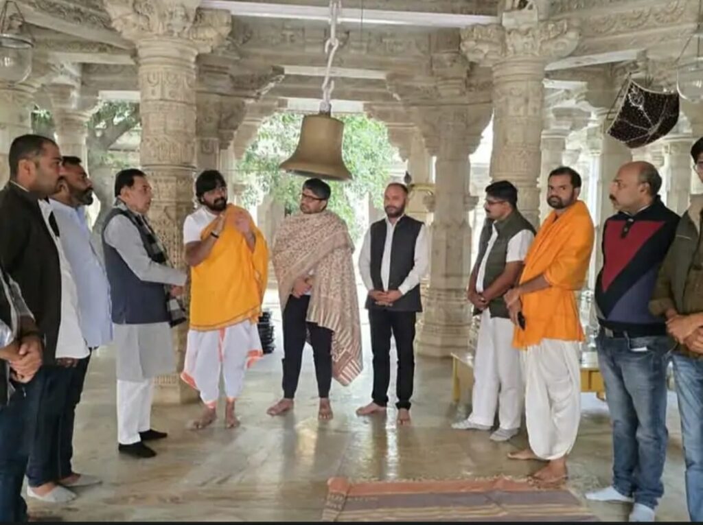 संसदीय विधि मंत्री पहुंचे रणकपुर जैन मंदिर: गोशाला में गायों को गुड़ खिलाया, अतिक्रमण हटाने की शिकायत पर तहसीलदार को दिए निर्देश 6 IMG 20241224 WA00101