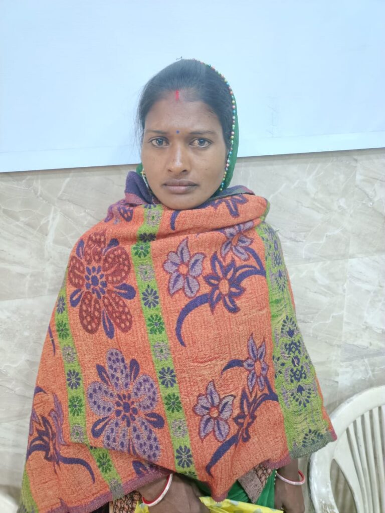 परित्यक्ता को मिला प्रमाण-पत्र, मिलेगा पेंशन ओर पालनहार का लाभ 5 IMG 20241224 WA0179