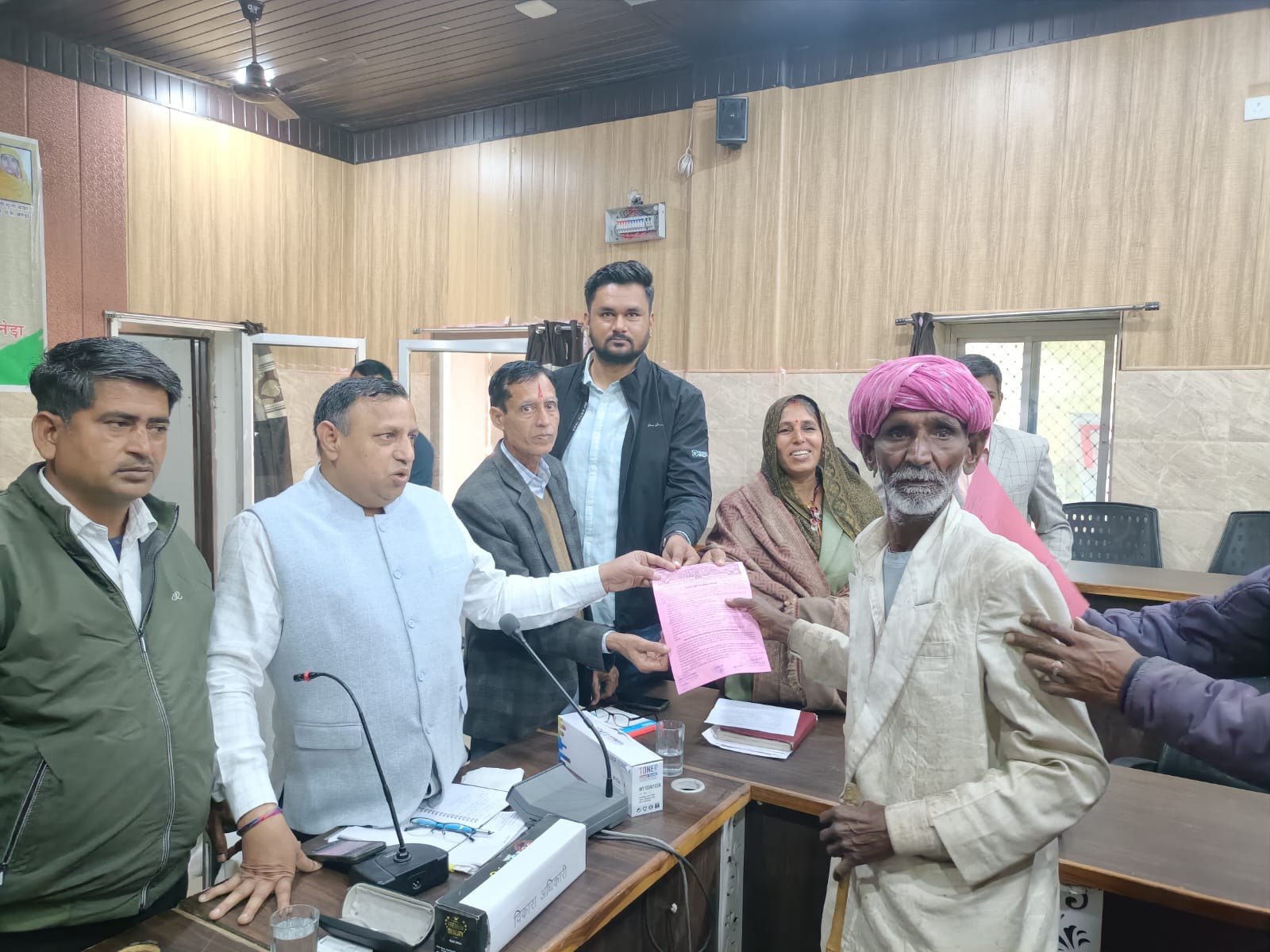 सफलता की कहानी - पट्टे पाकर खिले ग्रामीणो के चेहरे 1 IMG 20241224 WA0192