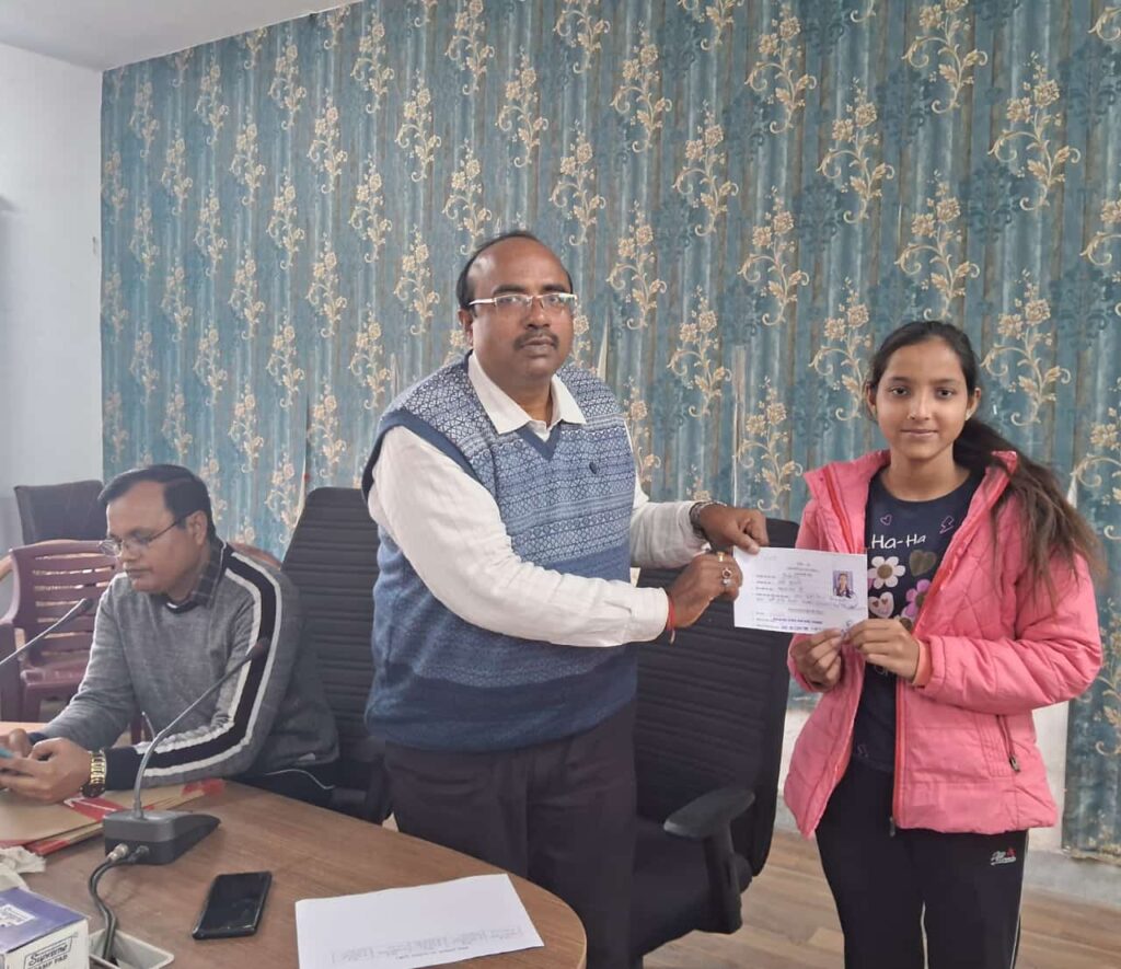 टुंडी प्रखंड कार्यालय में चौकीदार भर्ती अभ्यर्थियों के बीच अनुमति प्रवेश पत्र/एडमिट कार्ड का वितरण 5 IMG 20241226 WA0012