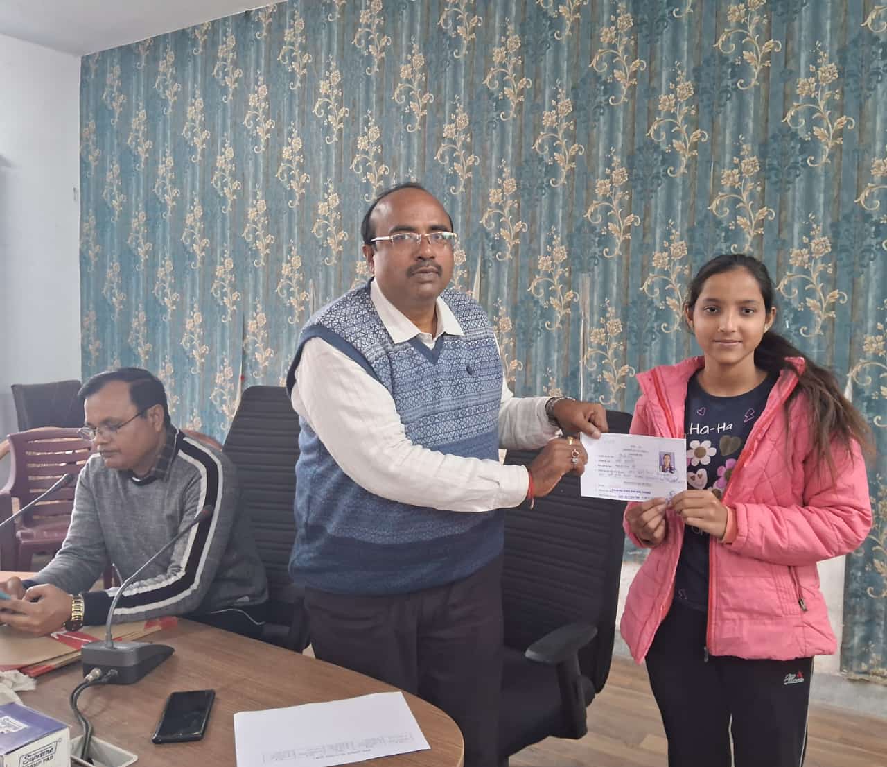 टुंडी प्रखंड कार्यालय में चौकीदार भर्ती अभ्यर्थियों के बीच अनुमति प्रवेश पत्र/एडमिट कार्ड का वितरण 1 IMG 20241226 WA0012