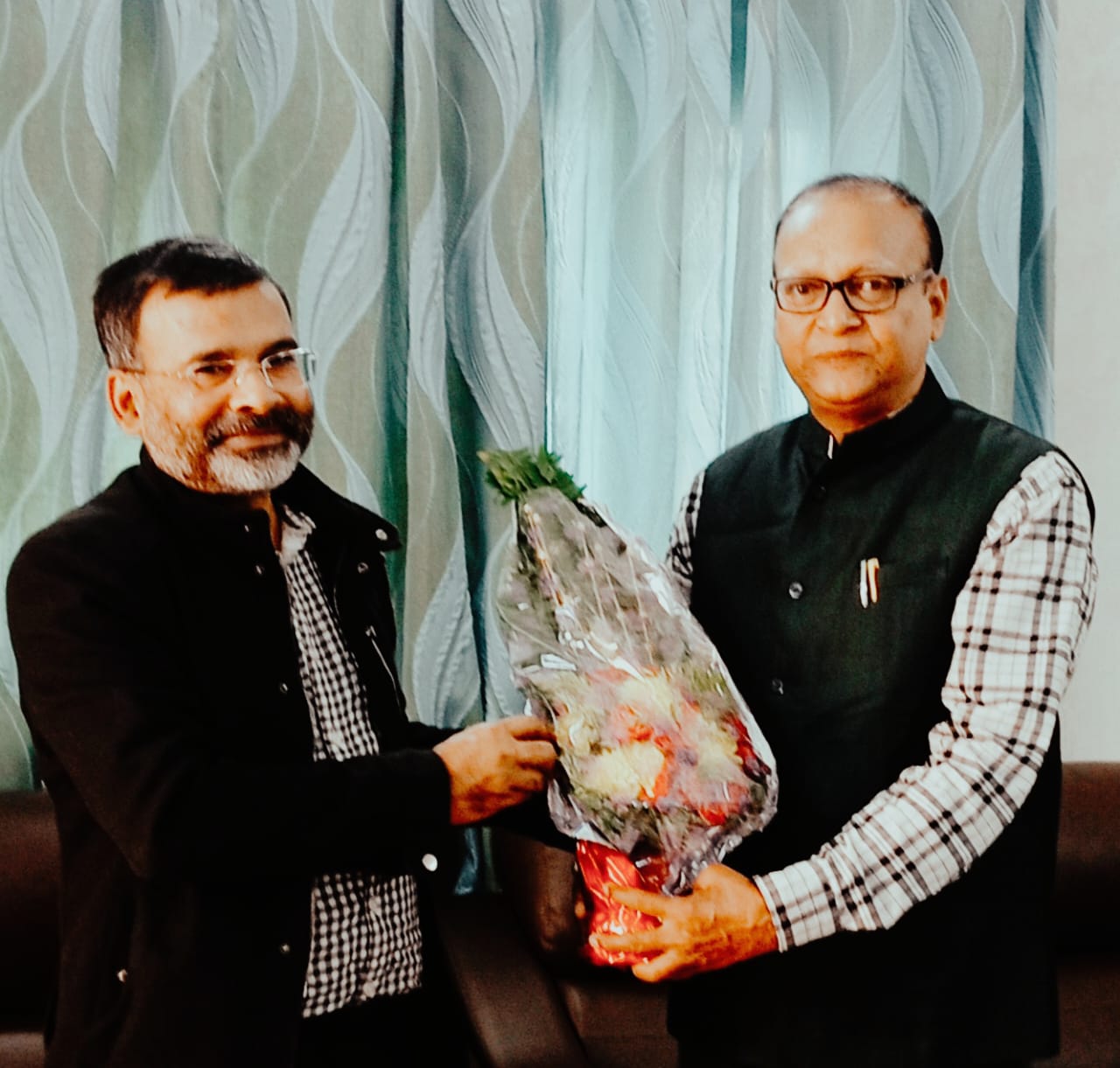 पोस्टल सोसाइटी ऑफ इंडिया के चेयरमैन डॉ अरविन्द वर्मा ने पीएमजी (ईस्ट) मनोज कुमार को किया सम्मानित 1 IMG 20241228 WA0005