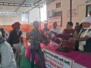 बाली वरिष्ठ नागरिक सेवा समिति, कार्यालय में सैकड़ों जरूरतमंदों को कंबले वितरित की 2 IMG 20241231 WA0004