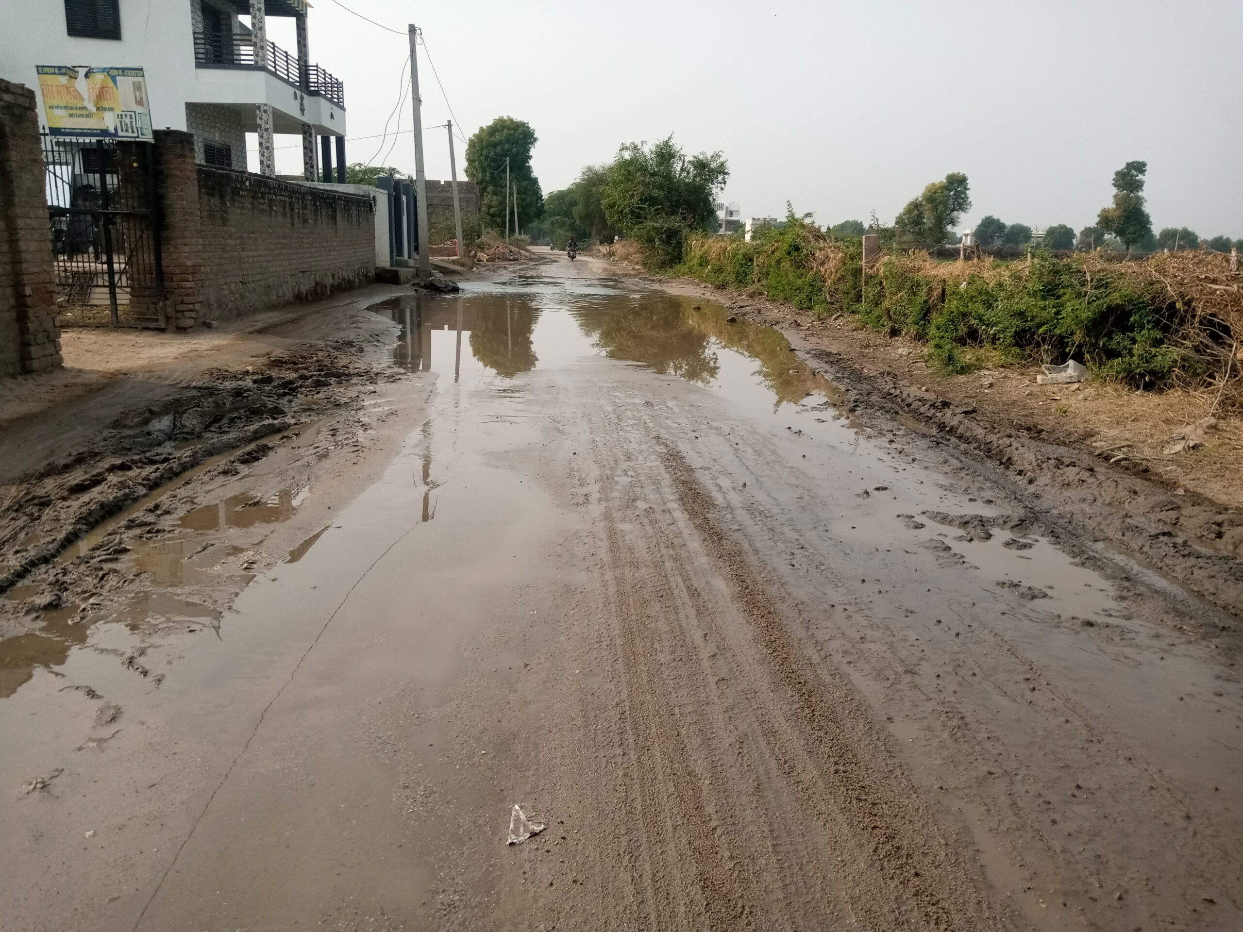 पावा में सीसी सड़क निर्माण में बरती खामिया , अब आमजन के लिए बन रही परेशानी 1 IMG 20241222 125801 203 scaled