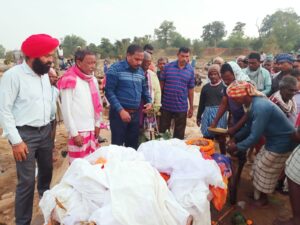 झारखंड आंदोलनकारी के निधन की खबर पर में पहुंचे विधायक प्रतिनिधि बसंत महतो मृत आत्मा को देखकर हुए भावुक 5 WhatsApp Image 2024 12 01 at 6.27.48 PM