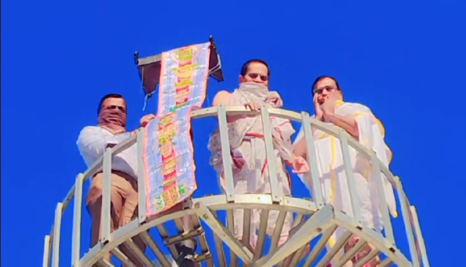 बोया श्री शांतिनाथ जैन मंदिर ध्वजा के दिन मंडल द्वारा 36 कौम में बूंदी पैकेट प्रसादी स्वरूप हर घर पहुंचाया 1 WhatsApp Image 2024 12 07 at 4.27.19 PM e1733574110427