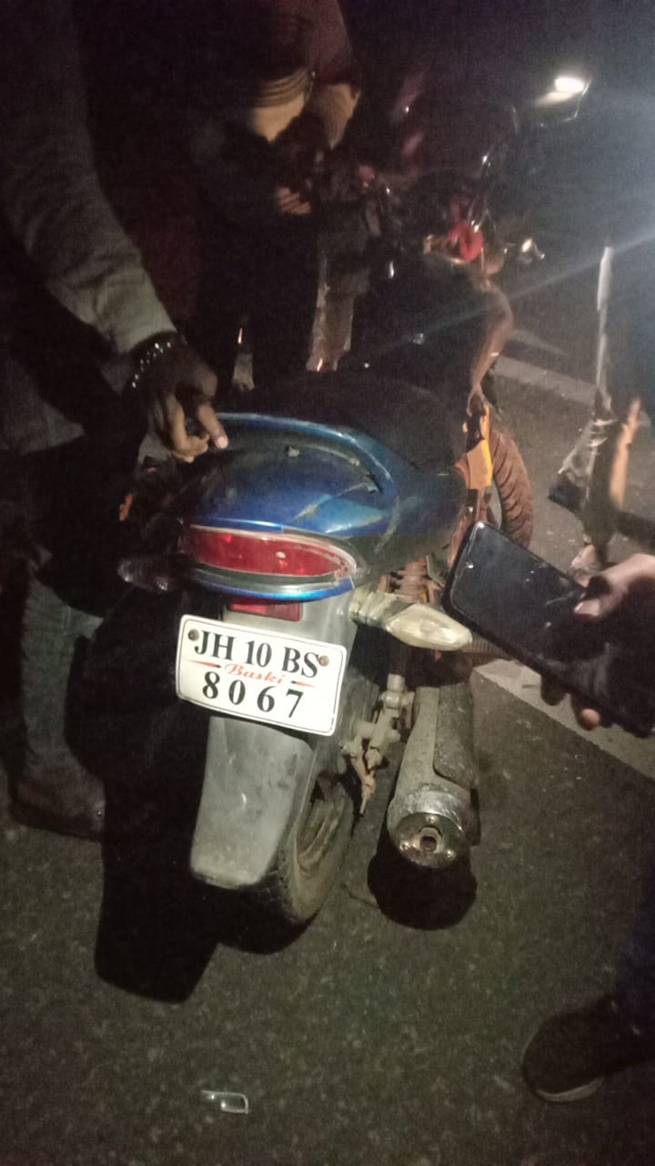 स्कूल बस और मोटरसाइकिल में सीधी टक्कर में दो युवकों की गई जान विरोध में मुख्य मार्ग को उग्र लोगों ने किया जाम 1 WhatsApp Image 2024 12 12 at 1.44.38 PM 1