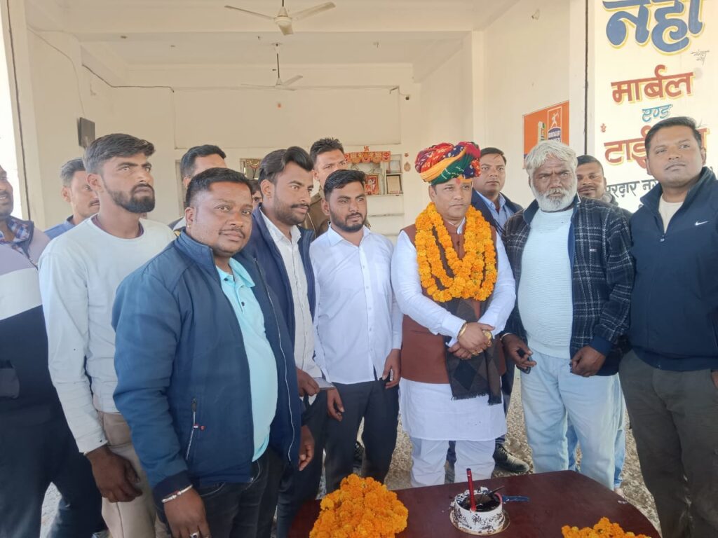 सरदार नगर राजकीय उच्च माध्यमिक विद्यालय में विधायक लालाराम बैरवा का जन्मदिन मनाया 5 WhatsApp Image 2024 12 14 at 5.51.45 PM