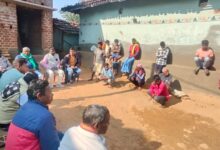 टुण्डी विधायक पीड़ित परिवारों से मिलकर घटना पर अफसोस जाहिर करते हुए बंधाया ढांढस 4 WhatsApp Image 2024 12 14 at 6.18.38 PM