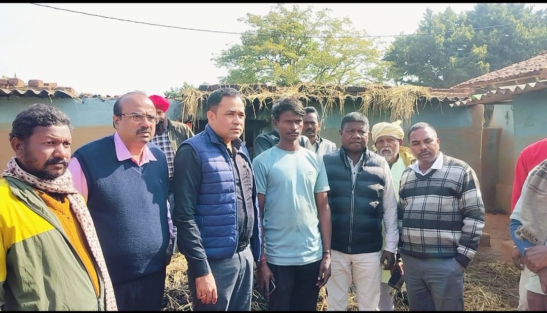 टुण्डी के बान्दोजोर गांव में आग लगी की घटना की खबर पर विधायक प्रतिनिधि मिले पीड़ित परिवारों से मुआवजा दिलाने का दिया आश्वासन 1 WhatsApp Image 2024 12 20 at 2.24.34 PM