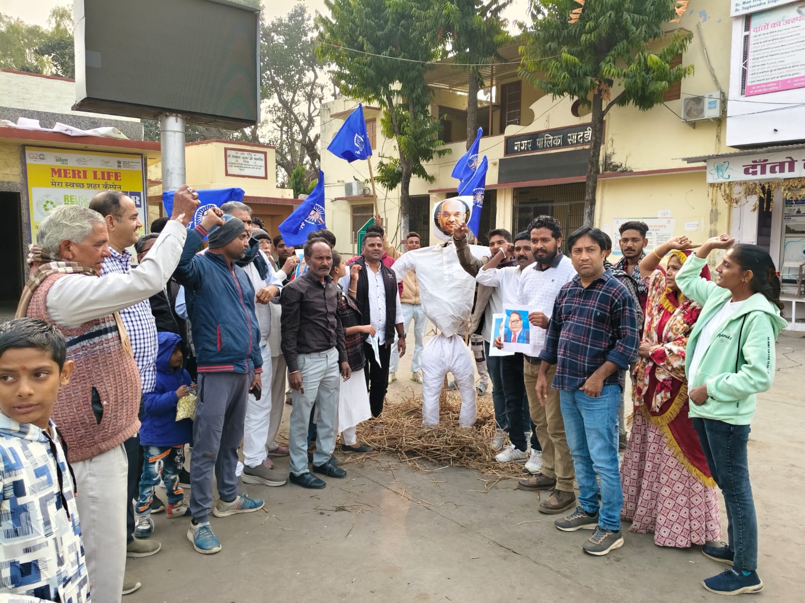 सादड़ी में कांग्रेस कार्यकर्ताओ ने अमित शाह का पुतला जला कर विरोध प्रदर्शन किया 1 WhatsApp Image 2024 12 25 at 4.46.35 PM