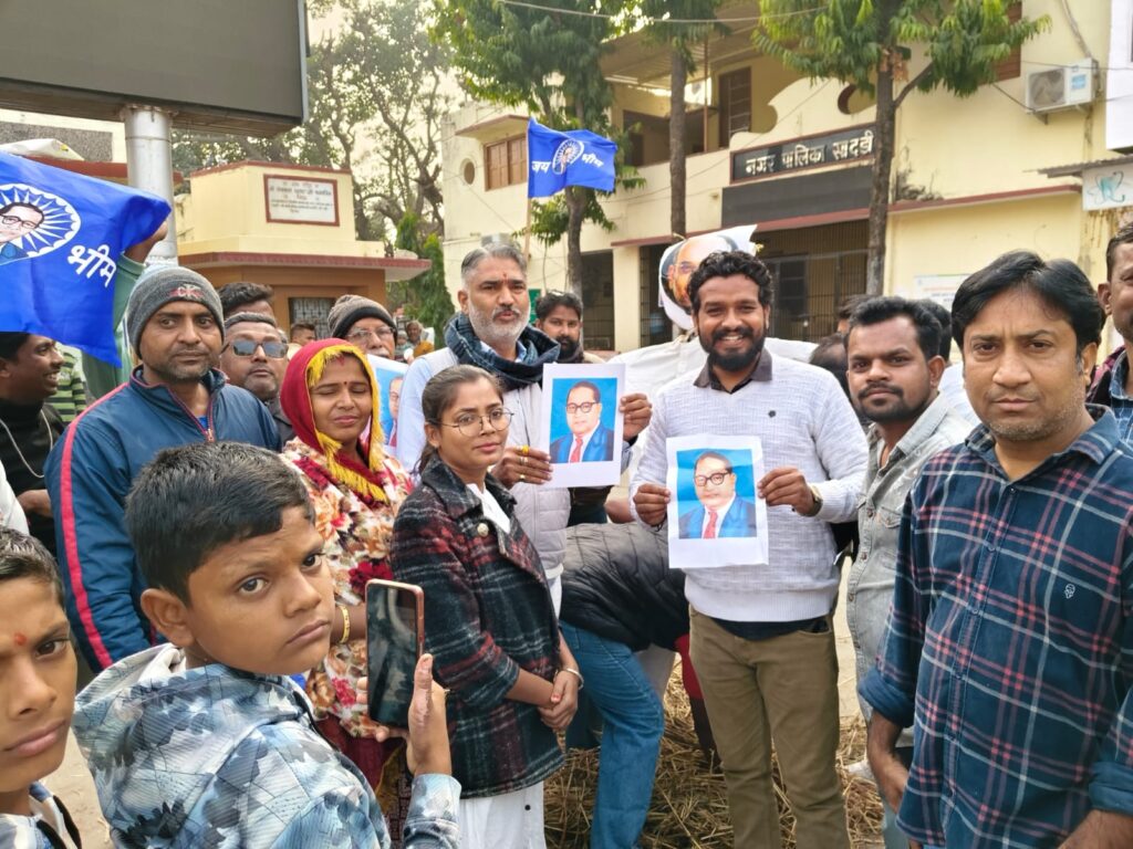 सादड़ी में कांग्रेस कार्यकर्ताओ ने अमित शाह का पुतला जला कर विरोध प्रदर्शन किया 2 WhatsApp Image 2024 12 25 at 4.46.36 PM