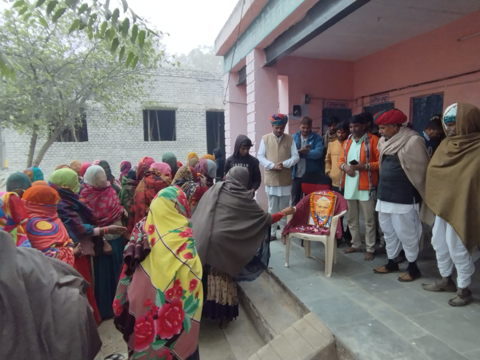 भोजपुर में ग्रामीणो ने पूर्व प्रधानमंत्री अटल बिहारी वाजपेयी का जन्मदिवस मनाया 1 WhatsApp Image 2024 12 25 at 5.07.34 PM