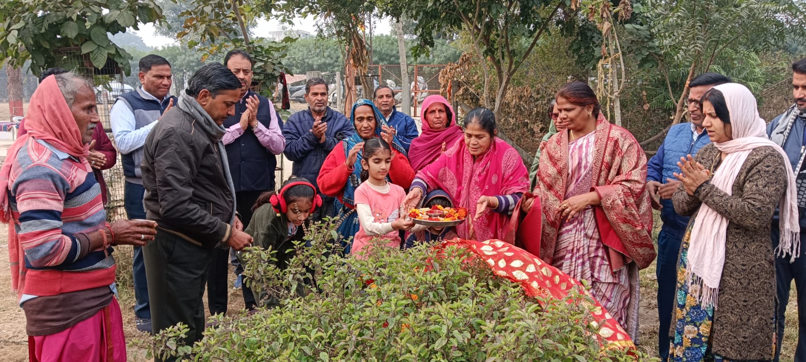 सुमंगल सेवा संस्थान ने तुलसी पूजन कर वितरित किये 251 पौधे 1 WhatsApp Image 2024 12 25 at 6.31.55 PM