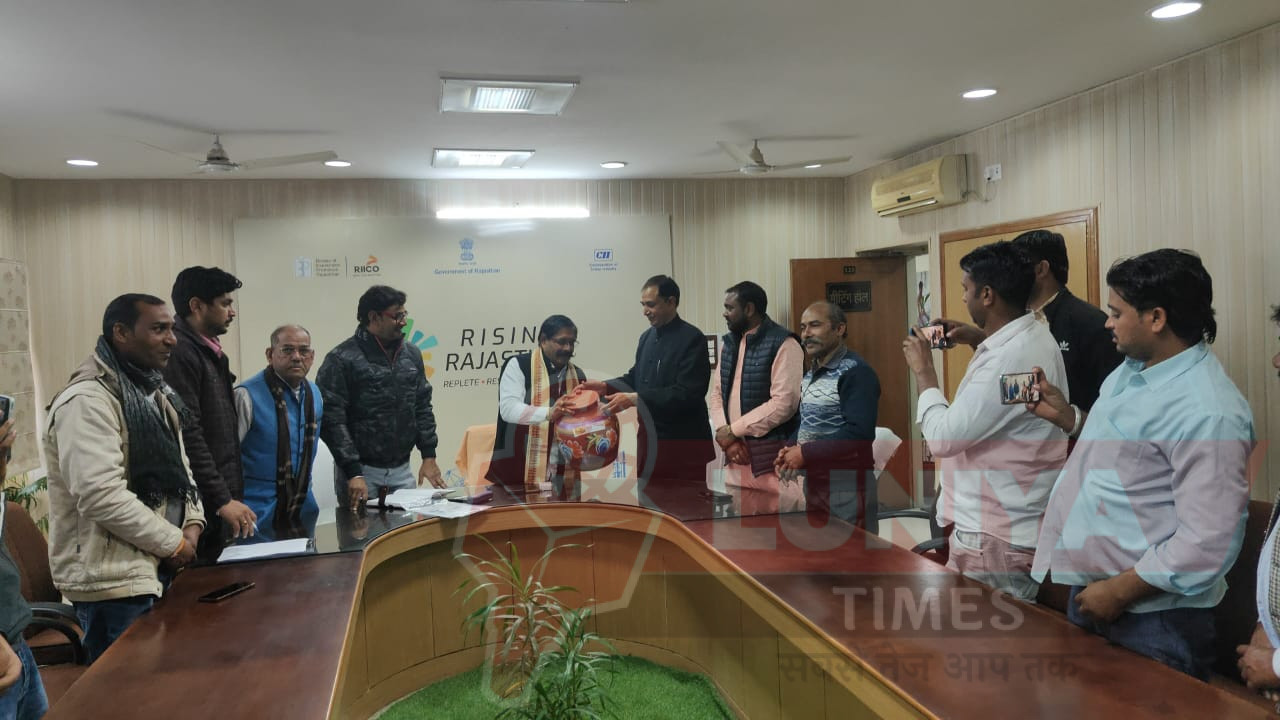 लॉटरी से किया गया मिट्टी कामगारों का चयन, प्रथम चरण में करौली के 20 कामगार हुए चयनित, प्रदेश भर में 1 हजार कामगारों का चयन कर दी जाएगी विद्युत चालित चाक व पगमिल (मिट्टी गूंथने की मशीन) 1 174692