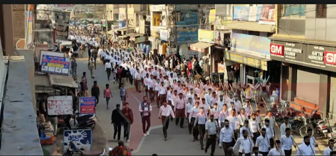 जालोर में तीन हजार स्वयंसेवकों का भव्य पंथ संचलनः विवेकानंद जयंती पर हुआ आयोजन, शहरवासियों ने स्वयंसेवकों पर बरसाए पुष्प 1 IMG 20250112 WA0073