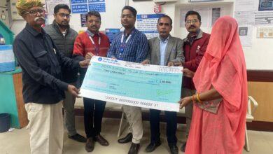 प्रधानमंत्री जीवन ज्योति बीमा योजना: सादड़ी निवासी आशा कंवर को मिला ₹2 लाख का चेक 8 IMG 20250116 WA0021