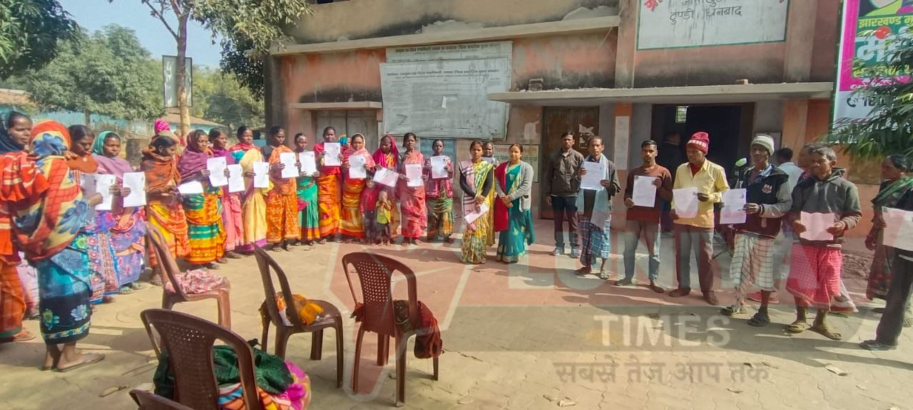 जाताखूंटी मुखिया द्वारा दर्जनों वृदावस्था पेंशन स्वीकृति पत्र का लाभूकों के बीच वितरण कार्यक्रम का आयोजन 1 IMG 20250117 WA0005