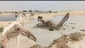 रेगिस्तान ने उगला पानी: जैसलमेर में ट्यूबवेल खुदाई से फूटा जल का अनोखा झरना, इलाका जलमग्न, दहशत में ग्रामीण 2 Rajsthan 1735390194025