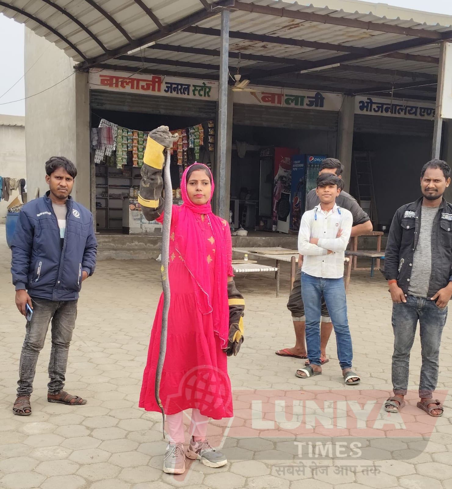 पाली की दिव्या जैन जहरीले सांपों को पकड़ कर सुरक्षित जंगल में छोड़ रही है 1 WhatsApp Image 2025 01 03 at 3.23.58 PM