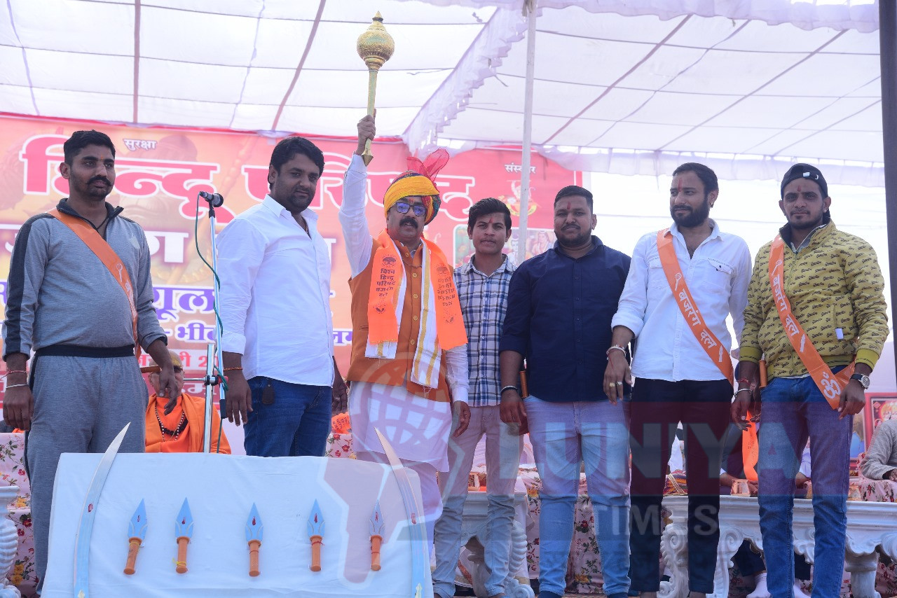 सनातन युवा परिषद् ने बजरंग दल राष्ट्रीय संयोजक को सौंपी गदा, किया स्वागत 1 WhatsApp Image 2025 01 05 at 7.20.09 PM