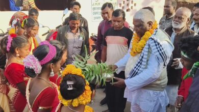 सोहराय पर्व पर आदिवासी समाज ने टुण्डी विधायक को पगड़ी एवं माला पहनाकर किया भव्य स्वागत 12 WhatsApp Image 2025 01 10 at 7.17.48 PM