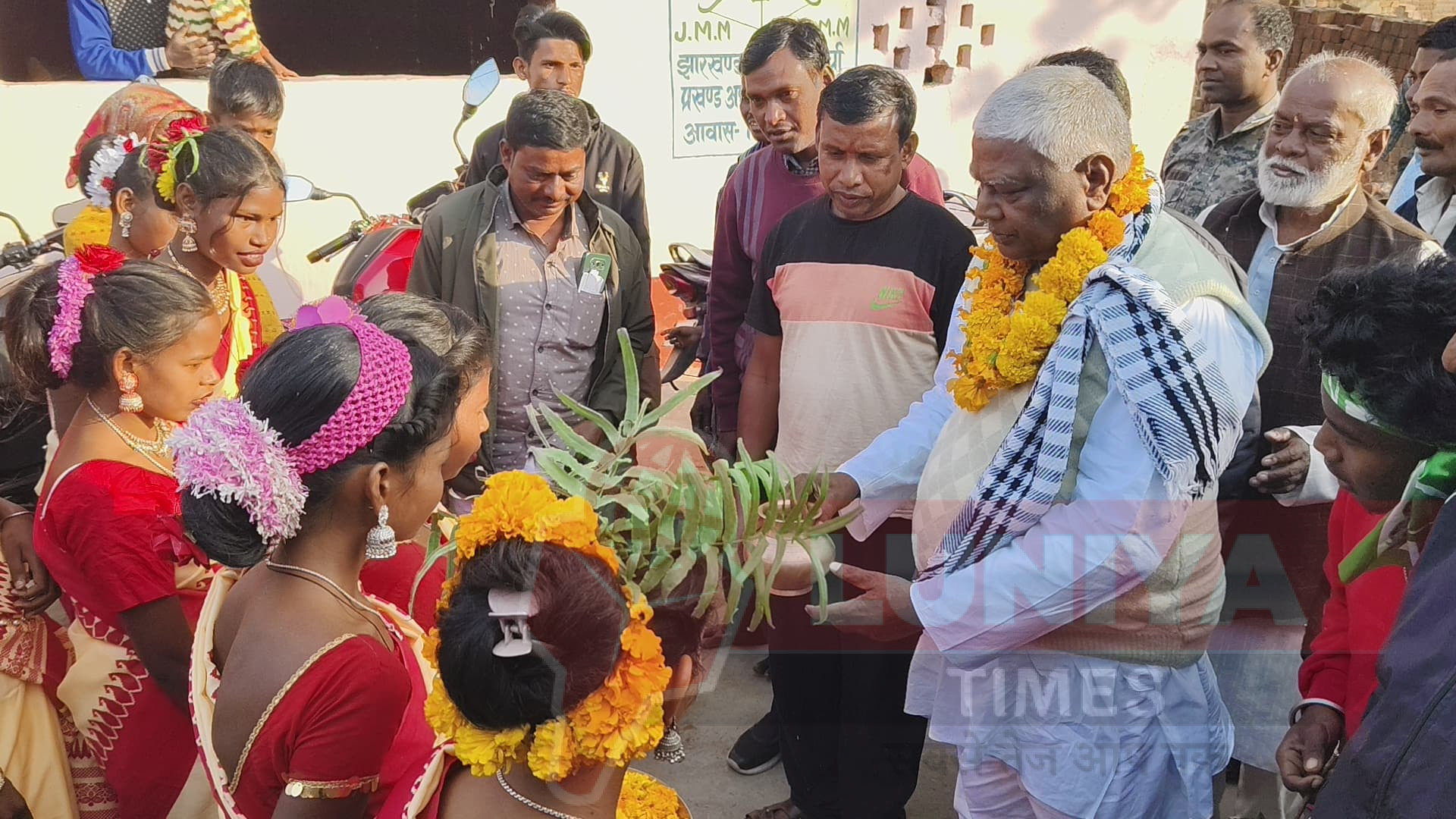 सोहराय पर्व पर आदिवासी समाज ने टुण्डी विधायक को पगड़ी एवं माला पहनाकर किया भव्य स्वागत 1 WhatsApp Image 2025 01 10 at 7.17.48 PM