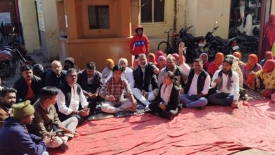 सादड़ी में कांग्रेस का जोरदार प्रदर्शन: नगर पालिका प्रशासन पर अनदेखी और भेदभाव के गंभीर आरोप, 10 सूत्रीय मांगों का ज्ञापन सौंपा 13 WhatsApp Image 2025 01 13 at 3.30.18 PM