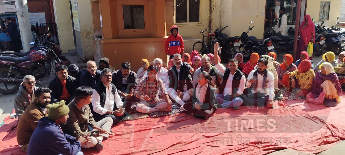 सादड़ी में कांग्रेस का जोरदार प्रदर्शन: नगर पालिका प्रशासन पर अनदेखी और भेदभाव के गंभीर आरोप, 10 सूत्रीय मांगों का ज्ञापन सौंपा 1 WhatsApp Image 2025 01 13 at 3.30.18 PM