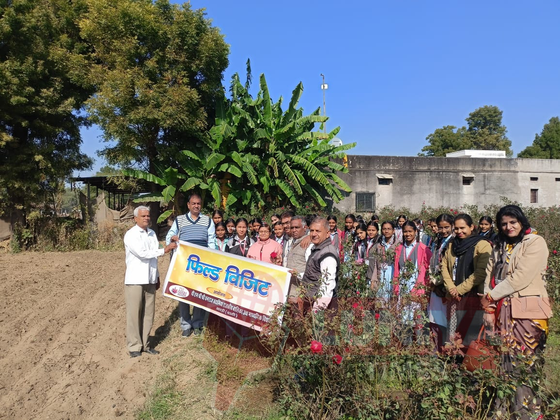 पीएम श्री बालिका विद्यालय की बालिकाओं ने फील्ड विजिट कर जैविक खेती की बातें जानी 1 WhatsApp Image 2025 01 13 at 5.10.57 PM
