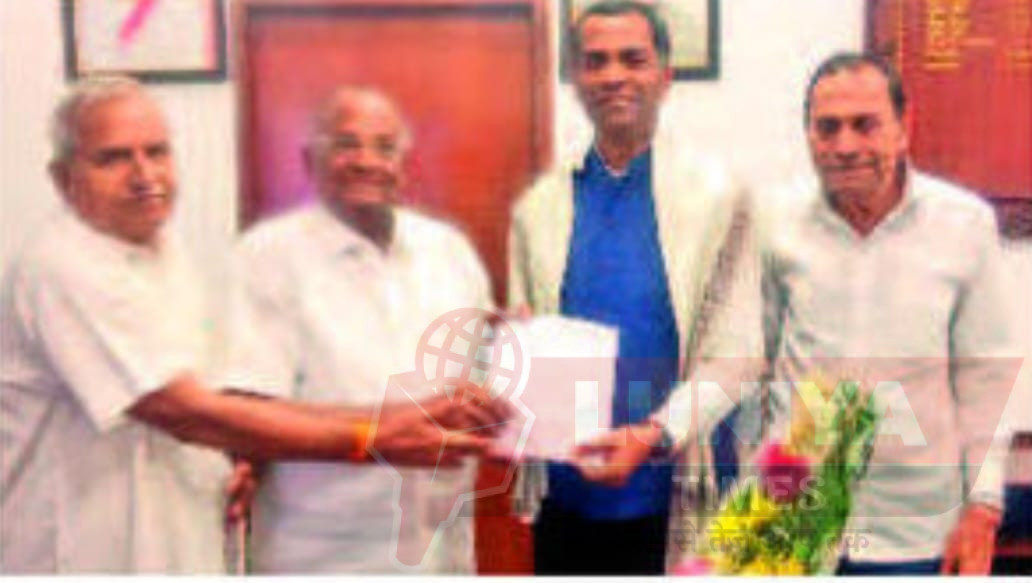 मुंबई लोकल ट्रेनों में वरिष्ठ नागरिकों के लिए विशेष डिब्बों की मांग, भायंदर स्टेशन पर सुरक्षा बढ़ाने का आग्रह 1 WhatsApp Image 2025 01 19 at 1.37.45 PM 1