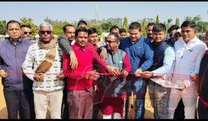 टुंडी प्रीमियर लीग का शुभारम्भ भाजपा के प्रथम एवं पूर्व जिलाध्यक्ष ज्ञान रंजन सिन्हा ने फिता काटकर किया 5 WhatsApp Image 2025 01 19 at 7.17.50 PM