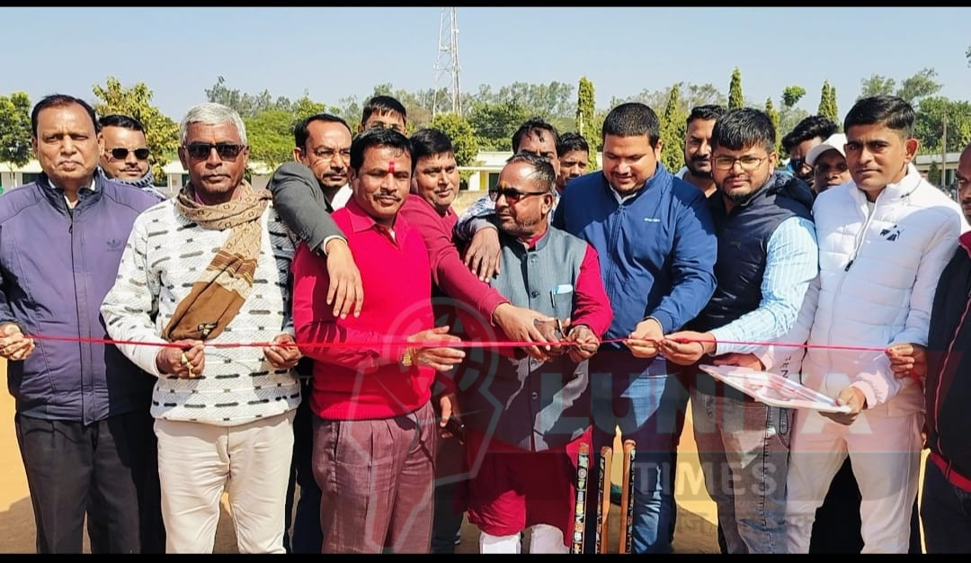 टुंडी प्रीमियर लीग का शुभारम्भ भाजपा के प्रथम एवं पूर्व जिलाध्यक्ष ज्ञान रंजन सिन्हा ने फिता काटकर किया 1 WhatsApp Image 2025 01 19 at 7.17.50 PM