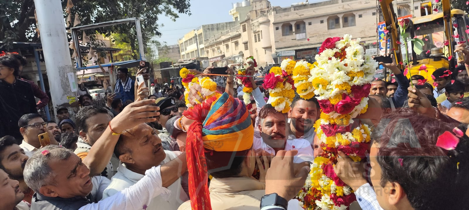 सादड़ी में सचिन पायलट का भव्य स्वागत, स्थानीय समस्याओं के समाधान हेतु ज्ञापन सौंपा 1 WhatsApp Image 2025 01 20 at 4.34.04 PM